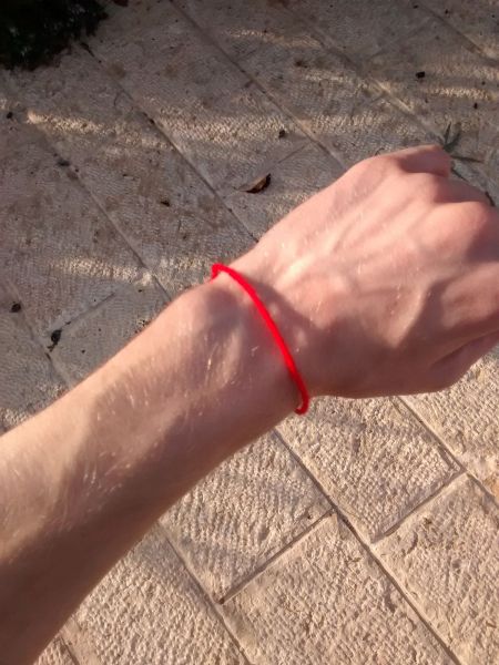 Kabbalistic_red_string